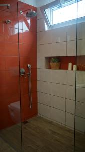 プラタモナスにあるHotel Morfeasのバスルーム(シャワー、トイレ付)