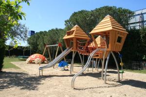 Ein Kinderspielbereich in der Unterkunft Camping La Pineda de Salou