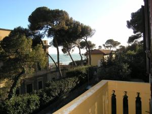 vistas al océano desde el balcón de una casa en Villa Violetta, en Castiglioncello