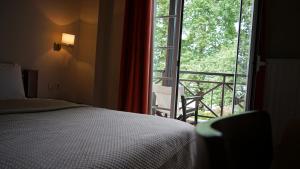 プラタモナスにあるHotel Morfeasのベッドルーム1室(ベッド1台、景色を望む窓付)