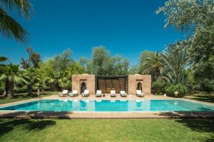 Majoituspaikassa Villa Alouna en exclusivité avec piscine privée dans la Palmeraie tai sen lähellä sijaitseva uima-allas