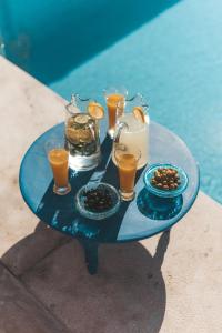 Nápoje v ubytování Villa GRACE close to Golfs with two private pools, SPA and Jacuzzi