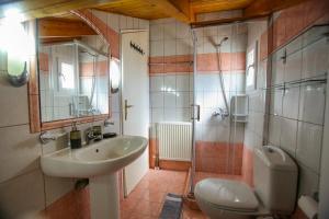 A bathroom at Ira Apartments