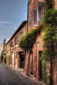 uma rua vazia com um antigo edifício de tijolos em La Torretta em Tuscania