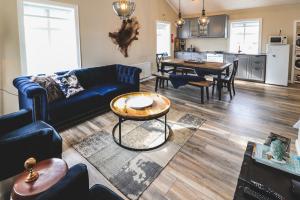 アークレイリにあるG19 Boutique Apartmentsのソファとテーブルのあるリビングルーム