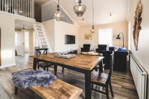 アークレイリにあるG19 Boutique Apartmentsのテーブルと椅子のあるダイニングルームとリビングルーム