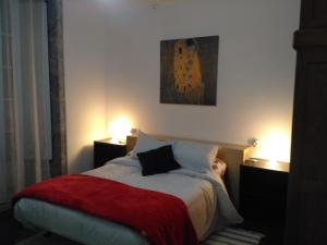um quarto com uma cama com duas luzes acesas em Fogar de Breogan em Santiago de Compostela