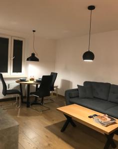 sala de estar con sofá y mesa en Apartament 45M2 Czeladz 8Km Do Katowic, en Czeladź