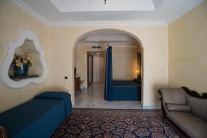 a living room with a bed and a couch at Hotel Posa Posa in Positano