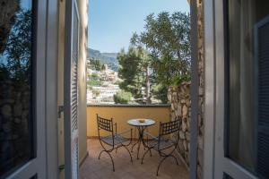 a balcony with a table and chairs and a view at Hotel Posa Posa in Positano