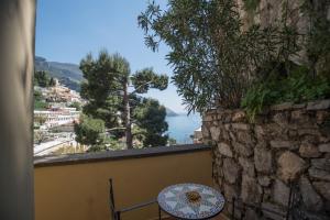 a patio with a table and a view of the ocean at Hotel Posa Posa in Positano