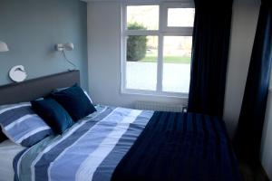 A bed or beds in a room at Houseboat Linquenda