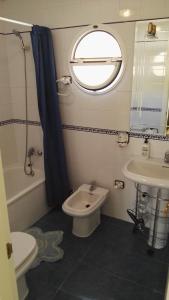 ロタにあるLuxury House en Costa Ballenaのバスルーム(洗面台、トイレ付)、窓が備わります。