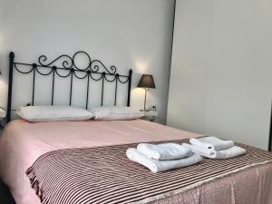 バレンシアにあるRuzafa Vのベッドルーム1室(ベッド1台、タオル2枚付)