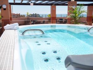Basen w obiekcie Hotel Helios Costa Tropical lub w pobliżu