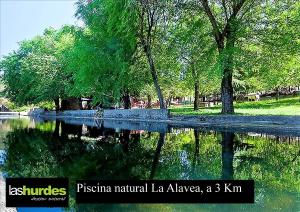 un cuerpo de agua con árboles en un parque en Apartamentos Rurales Azabal, en Azabal