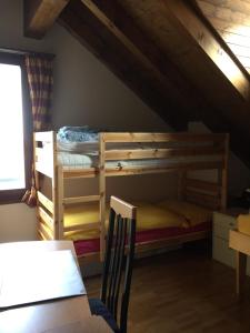 מיטה או מיטות קומותיים בחדר ב-Walser App.31 Pozzi