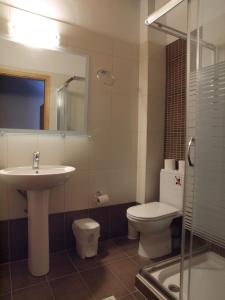 ルトロにあるVilla Nikiのバスルーム(洗面台、トイレ、鏡付)
