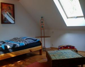 ein Schlafzimmer mit einem Bett und einem Dachfenster in der Unterkunft Nasza Wioska in Kroczyce