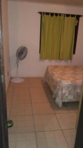 インベーにあるBeira mar Mariluzのベッドルーム1室(ベッド1台、ファン、窓付)