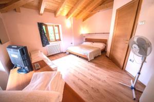 Habitación pequeña con 2 camas y ventilador. en Sweet Spot, en Riva del Garda