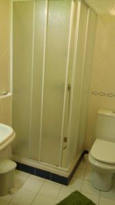 コインブラにあるResidencial Moedaのバスルーム(シャワー、トイレ付)