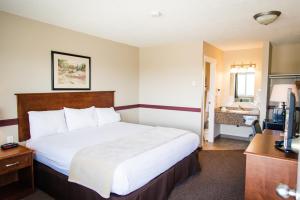 
A bed or beds in a room at Carmel Inn
