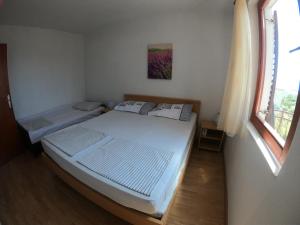 Łóżko lub łóżka w pokoju w obiekcie Apartments Delibasic