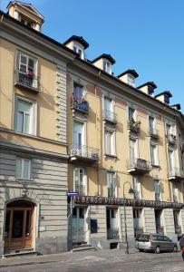 un gran edificio con un cartel en la parte delantera en Albergo Ristorante San Giors en Turín