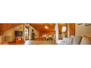 sala de estar con sofá y comedor en Ferienwohnung Franzi, en Garmisch-Partenkirchen