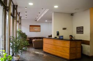 a lobby with a reception desk and a couch at Austral Rentahome Diego de Velazquez in Santiago