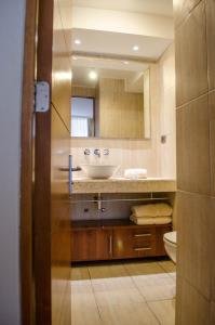 ein Bad mit einem Waschbecken und einem Spiegel in der Unterkunft Austral Rentahome Diego de Velazquez in Santiago