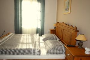 - une chambre avec un lit avec deux oreillers et une fenêtre dans l'établissement Penzion Živá Pálava, à Klentnice