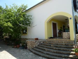 un edificio con una escalera que conduce a una casa en Apartment Mrkić, en Biograd na Moru