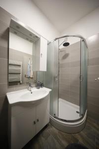 A bathroom at Apartman Dendo