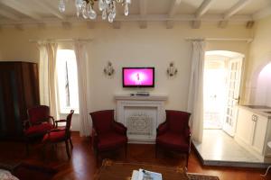 Televízia a/alebo spoločenská miestnosť v ubytovaní Antunini Studio Apartment