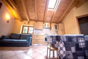 cocina y sala de estar con sofá y mesa en Sweet Spot, en Riva del Garda