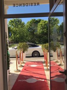a red carpeted aisle with a car parked in a parking lot at Residence Puro Beach - Adults only in Międzyzdroje