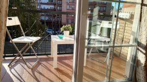 balcón con mesa y sillas en Torneo FREE PARKING luminoso climatizado 7 PAX en Sevilla