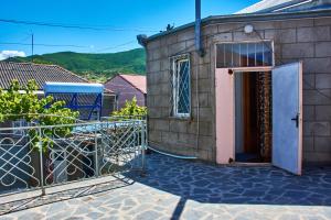 - une porte menant à un bâtiment avec balcon dans l'établissement Guest House Svetlana, à Gori