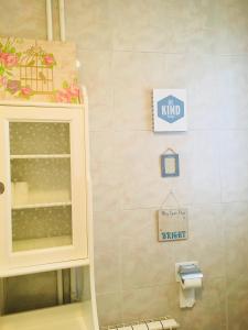 a bathroom with a cabinet and a toilet paper dispenser at Apartamento Carreteria Luxe in Cuenca