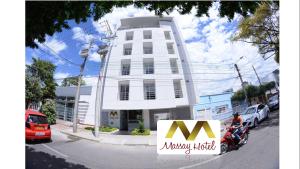 un edificio blanco con un cartel delante en Massay Hotel, en Neiva