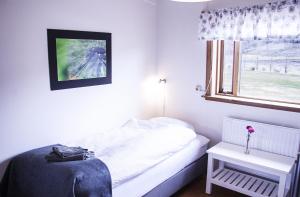 Fossardalur Guesthouse房間的床