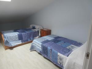two twin beds in a room withthritisthritisthritisthritisthritisthritisthritisthritisthritis at Caserio Ipintza Berri in Abaltzisketa