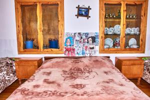 - une chambre avec un grand lit et 2 fenêtres dans l'établissement Guest House Svetlana, à Gori