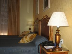 Łóżko lub łóżka w pokoju w obiekcie Hotel Santiago