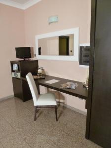 TV a/nebo společenská místnost v ubytování EH Suites Rome Airport Euro House Hotels