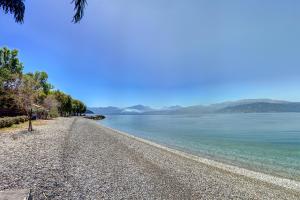 a beach with blue water and mountains in the background at Ianos Maisonette in Paralía Sergoúlas