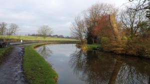 un ponte sul fiume in un parco di Lunecliffe Country lodge-Lancaster Gateway to the Lakes a Lancaster