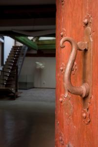 a metal handle on a wooden door in a room at Antidoto Rooms San Agustín - Recomendado para adultos in Toledo